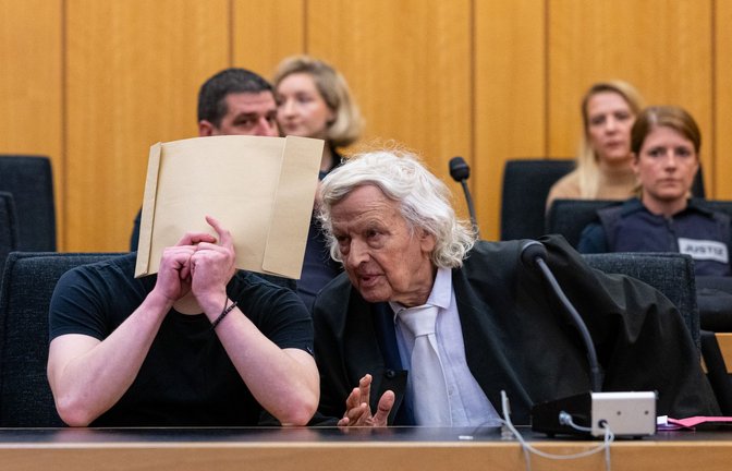 Der Angeklagte (l) sitzt zum Prozessauftakt im Landgericht Münster neben einem seiner Verteidiger.<span class='image-autor'>Foto: Guido Kirchner/dpa</span>