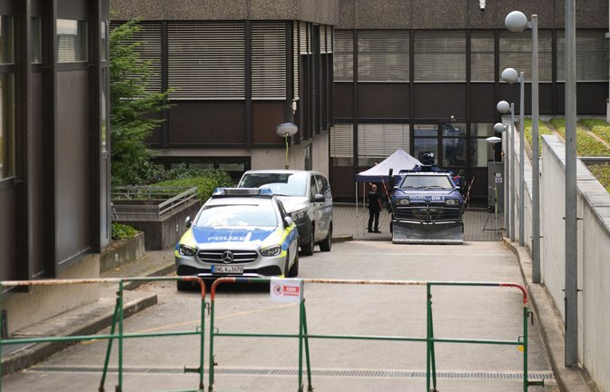Polizisten bewachen mit gepanzerten Sonderwagen das in der Tiefgarage des Landeskriminalamtes zwischengelagerte Kokain.<span class='image-autor'>Foto: Lichtgut/Max Kovalenko</span>