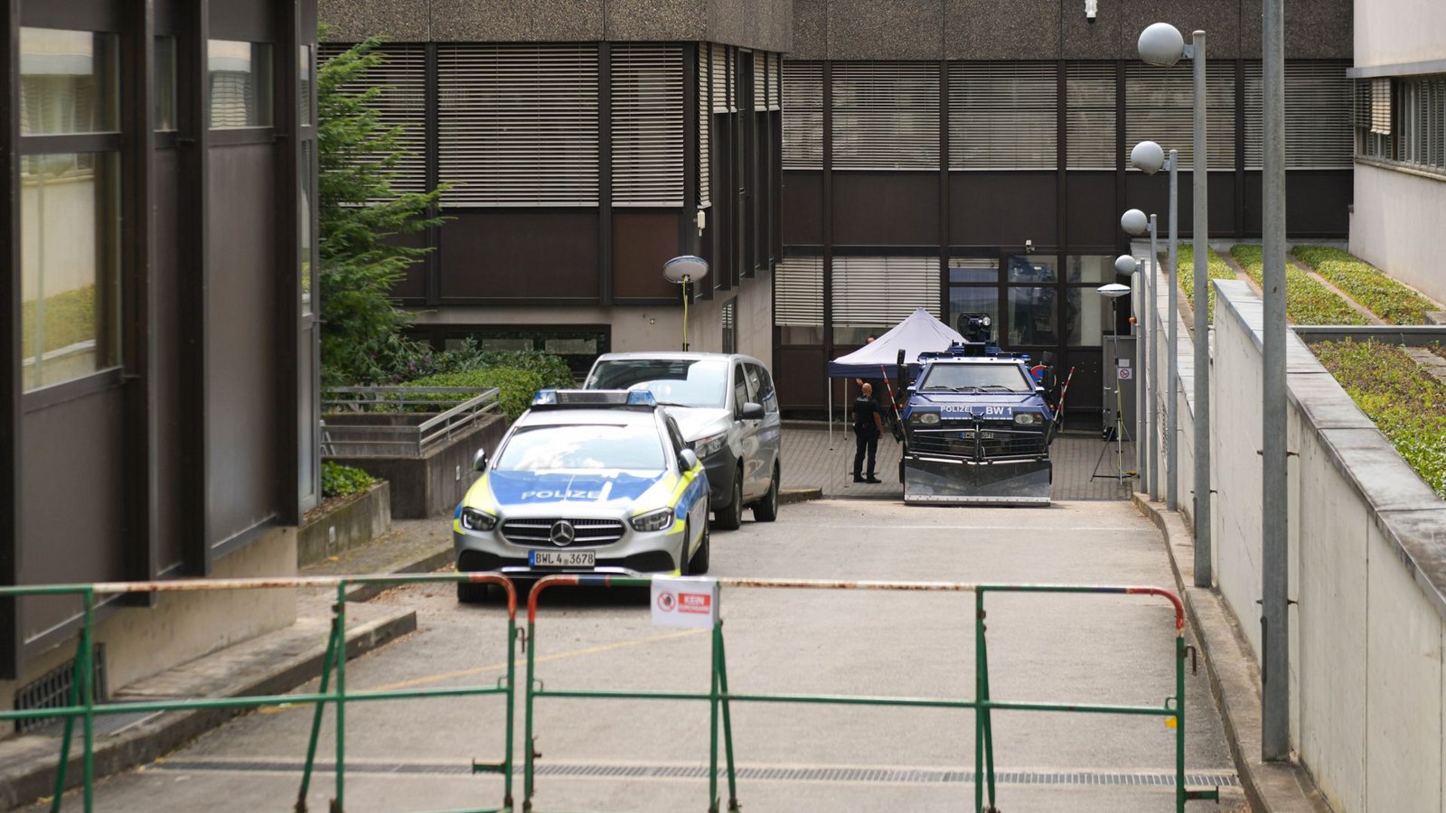 Polizisten bewachen mit gepanzerten Sonderwagen das in der Tiefgarage des Landeskriminalamtes zwischengelagerte Kokain.Foto: Lichtgut/Max Kovalenko