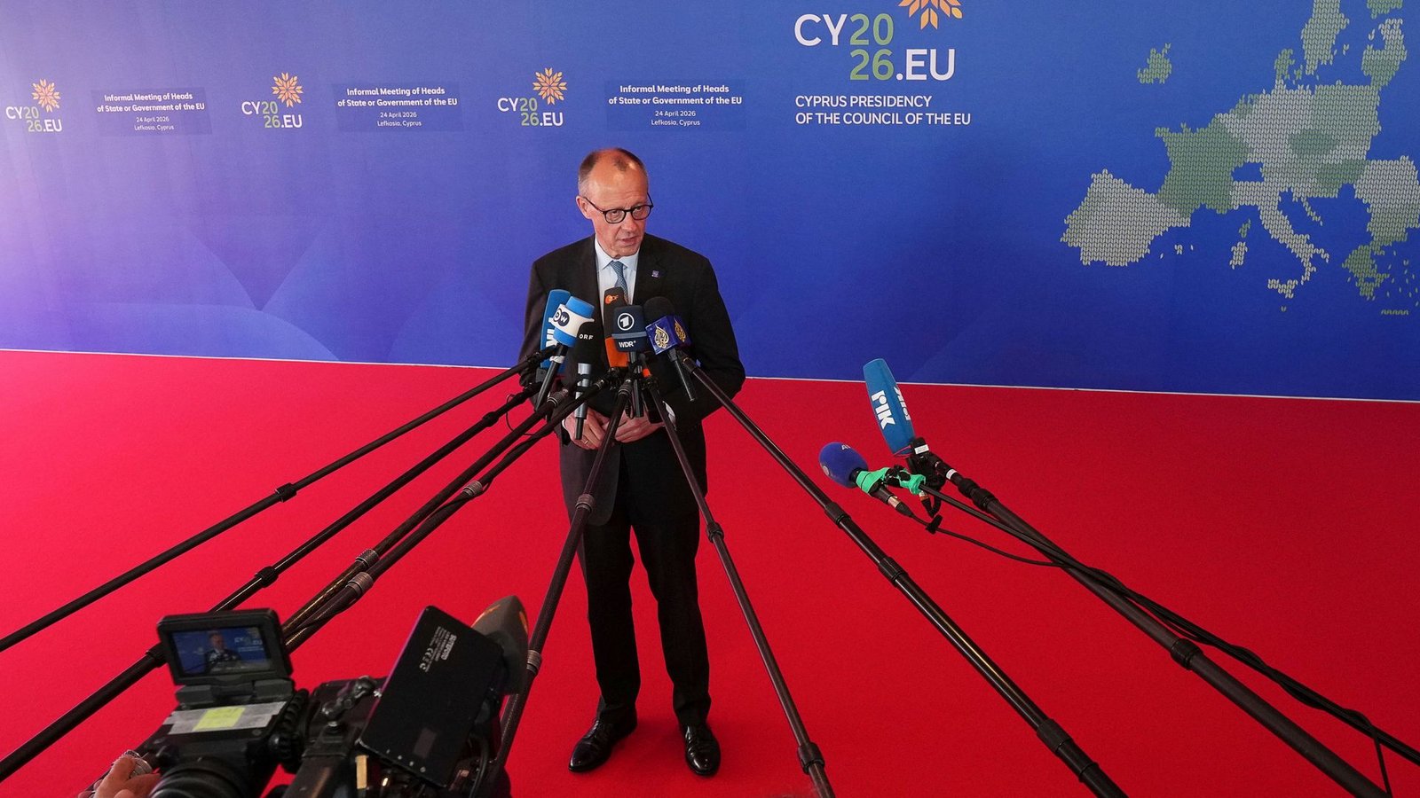 Bundeskanzler Friedrich Merz gibt ein Statement bei seiner Ankunft zum informellen Treffen der Staats- und Regierungschefs der EU-Staaten in Nikosia.Foto: Petros Karadjias/AP/dpa Bundeskanzler Friedrich Merz gibt ein Statement bei seiner Ankunft zum informellen Treffen der Staats- und Regierungschefs der EU-Staaten in Nikosia.Foto: Petros Karadjias/AP/dpa