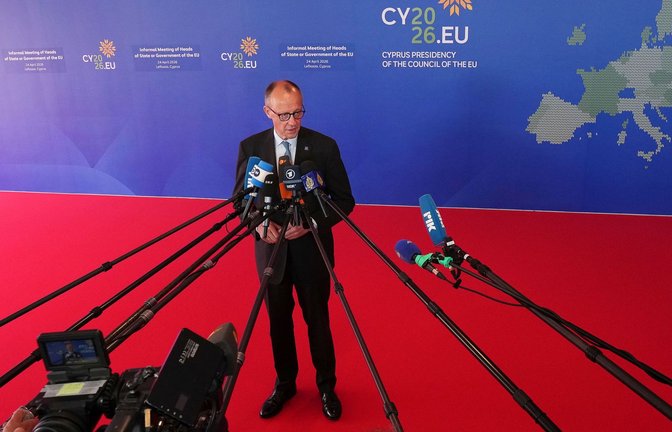 Bundeskanzler Friedrich Merz  gibt ein Statement bei seiner Ankunft zum informellen Treffen der Staats- und Regierungschefs der EU-Staaten in Nikosia.<span class='image-autor'>Foto: Petros Karadjias/AP/dpa</span>