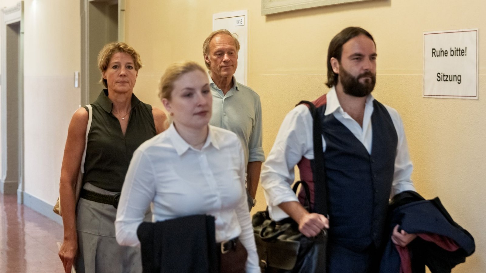Die angeklagte Unternehmerin Christina Block, ihre Anwältin Paula Wlodarek, ihr Lebensgefährte Gerhard Delling und ihr Anwalt Ingo Bott gehen zum Verhandlungssaal.Foto: Markus Scholz/dpa Die angeklagte Unternehmerin Christina Block, ihre Anwältin Paula Wlodarek, ihr Lebensgefährte Gerhard Delling und ihr Anwalt Ingo Bott gehen zum Verhandlungssaal.Foto: Markus Scholz/dpa