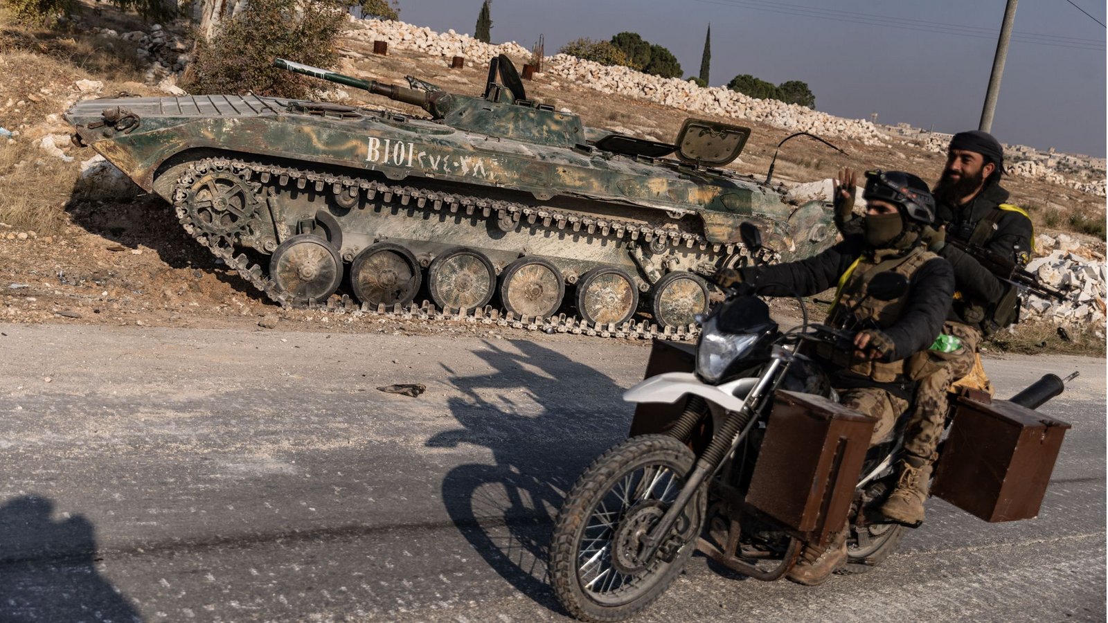 Syrische Oppositionskämpfer fahren an einem erbeuteten Panzer des syrischen Regimes in Kafr Naya in der Provinz Aleppo vorbei.Foto: dpa/Anas Alkharboutli Syrische Oppositionskämpfer fahren an einem erbeuteten Panzer des syrischen Regimes in Kafr Naya in der Provinz Aleppo vorbei.Foto: dpa/Anas Alkharboutli