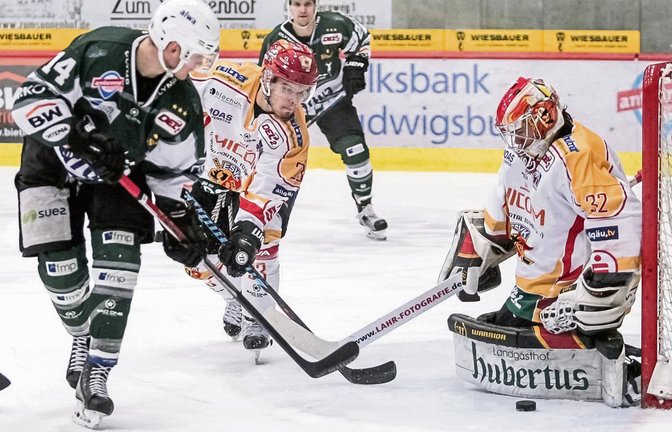 Stefan Vajs (rechts) brachte die Steelers mit seinen Paraden fast zur Verzweiflung. Hier scheiterte Bietigheims Benjamin Zientek (links) am Kaufbeurer Goalie. Foto: Simecek