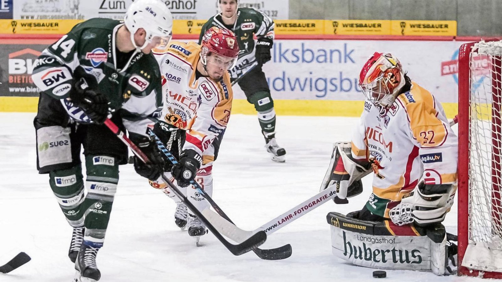 Stefan Vajs (rechts) brachte die Steelers mit seinen Paraden fast zur Verzweiflung. Hier scheiterte Bietigheims Benjamin Zientek (links) am Kaufbeurer Goalie. Foto: Simecek Stefan Vajs (rechts) brachte die Steelers mit seinen Paraden fast zur Verzweiflung. Hier scheiterte Bietigheims Benjamin Zientek (links) am Kaufbeurer Goalie. Foto: Simecek