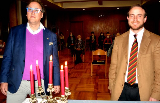 Um gute Manieren ging es bei einer Veranstaltung des Evangelischen Bildungswerks zu der Michael Gutekunst (links) den Referenten Jeff Klotz begrüßte.  <span class='image-autor'>Foto: Stahlfeld</span>
