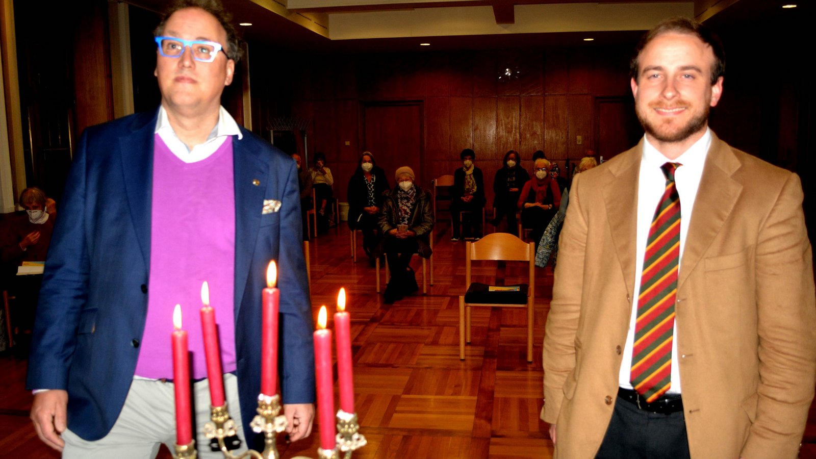 Um gute Manieren ging es bei einer Veranstaltung des Evangelischen Bildungswerks zu der Michael Gutekunst (links) den Referenten Jeff Klotz begrüßte. Foto: Stahlfeld Um gute Manieren ging es bei einer Veranstaltung des Evangelischen Bildungswerks zu der Michael Gutekunst (links) den Referenten Jeff Klotz begrüßte. Foto: Stahlfeld