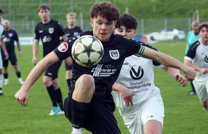 Louis Wäbisch kämpft für den VfB um den Ball und schießt zwei Tore beim 6:1-Sieg. <span class='image-autor'>Foto: Küppers</span>