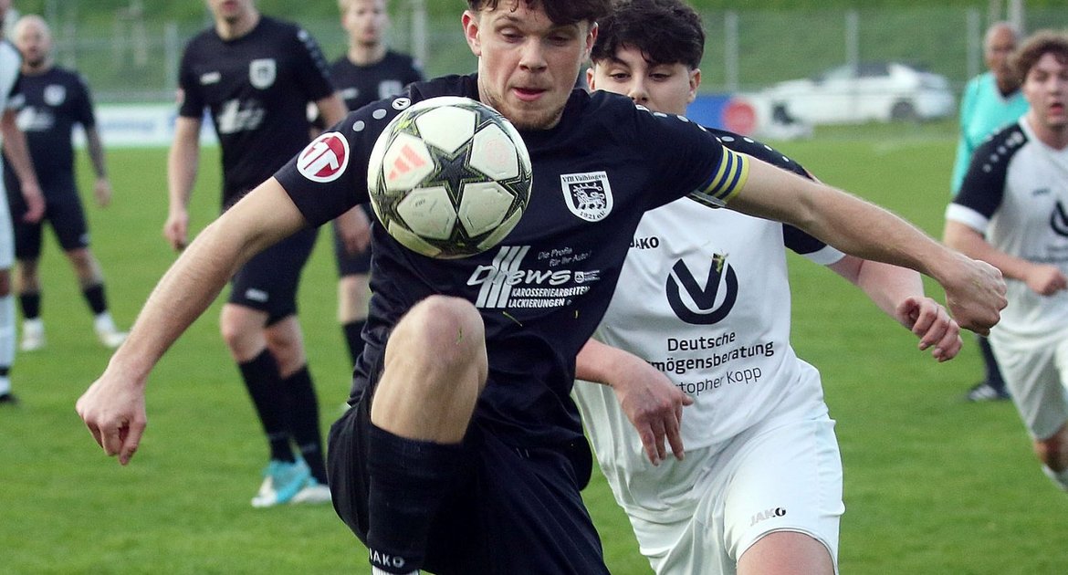 Fußball, Kreisliga B7 Enz/Murr, Männer, Saison 2025/2026, VfB Vaihingen (schwarz am Ball Louis Wäbisch) gegen FV Markgröningen II