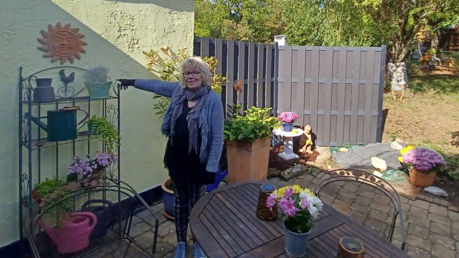 Ute Mayer auf der Terrasse ihrer Doppelhaushälfte in Grafenberg: Hinter dieser Wand befinden sich die maroden Abwasserrohre.Christina Hölz Ute Mayer auf der Terrasse ihrer Doppelhaushälfte in Grafenberg: Hinter dieser Wand befinden sich die maroden Abwasserrohre.Christina Hölz