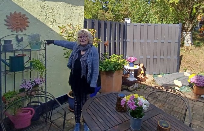 Ute Mayer auf der Terrasse ihrer Doppelhaushälfte in Grafenberg: Hinter dieser Wand befinden sich die maroden Abwasserrohre.<span class='image-autor'>Christina Hölz</span>