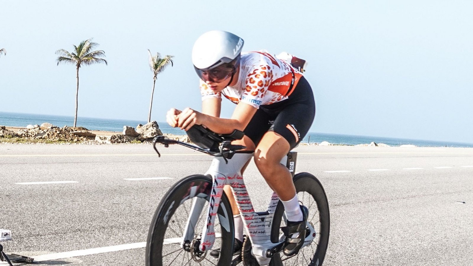 Auf dem Fahrrad von Sebastian Kienle rast Maja Falkiewicz über die Autobahn im Oman, bevor sie einigen Kamelen ausweichen muss. Fotos: privat
