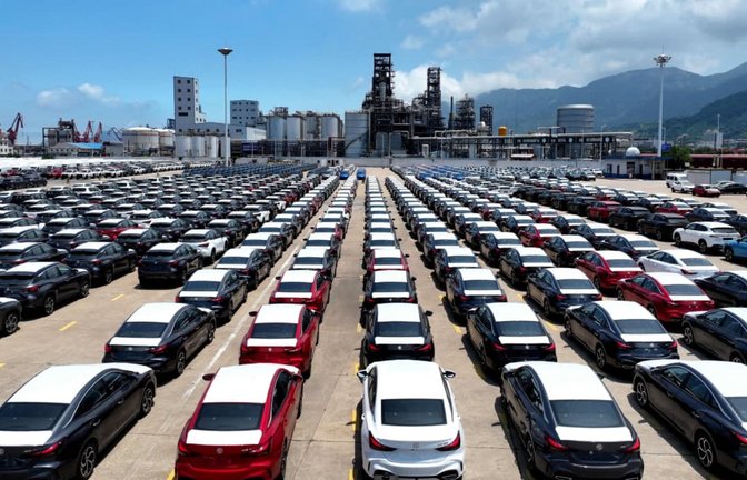 Autos der Marke MG stehen bereit zum Export am Hafen von Lianyungang in der östlichen Provinz Jiangsu.<span class='image-autor'>AFP/CN-STR</span>