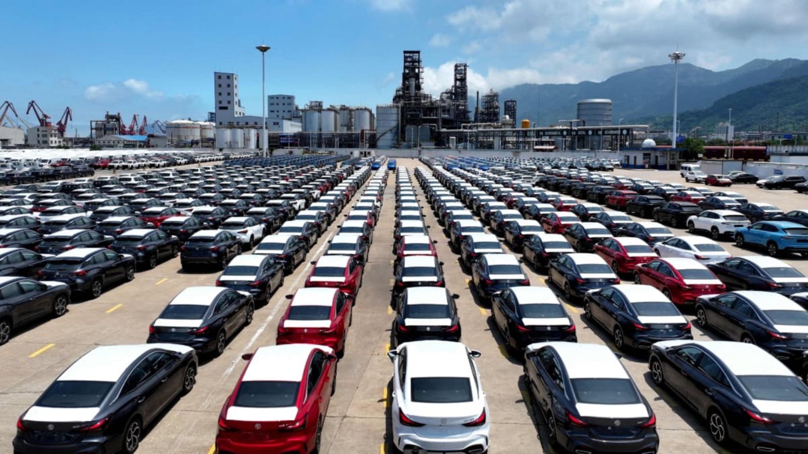 Autos der Marke MG stehen bereit zum Export am Hafen von Lianyungang in der östlichen Provinz Jiangsu.AFP/CN-STR Autos der Marke MG stehen bereit zum Export am Hafen von Lianyungang in der östlichen Provinz Jiangsu.AFP/CN-STR
