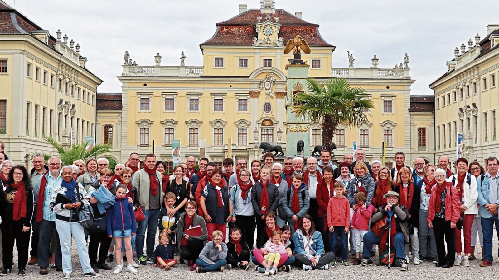 Alle Teilnehmer beim Besuch in Ludwigsburg vor historischer Schlosskulisse vereint. Fotos: Gergen Alle Teilnehmer beim Besuch in Ludwigsburg vor historischer Schlosskulisse vereint. Fotos: Gergen