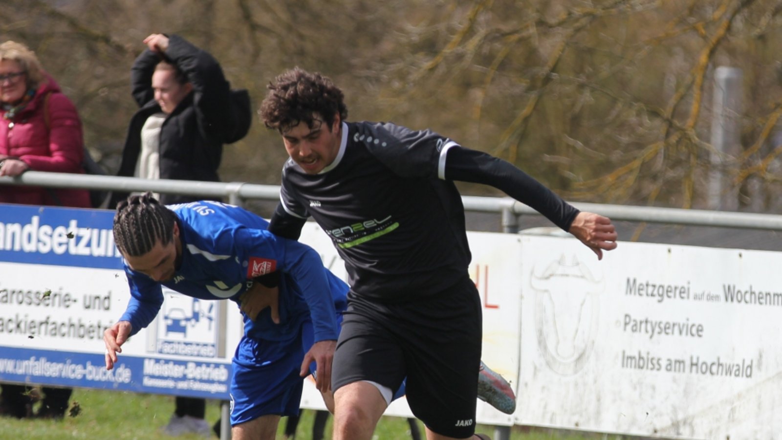 Fussball, Männer, SV Illingen, SGM Riexingen, Zekeriya Tüney (links), Finley Buchenroth (rechts), Foto: Dittrich