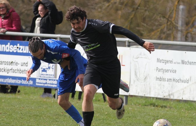 Fussball, Männer, SV Illingen, SGM Riexingen, Zekeriya Tüney (links), Finley Buchenroth (rechts), Foto: Dittrich