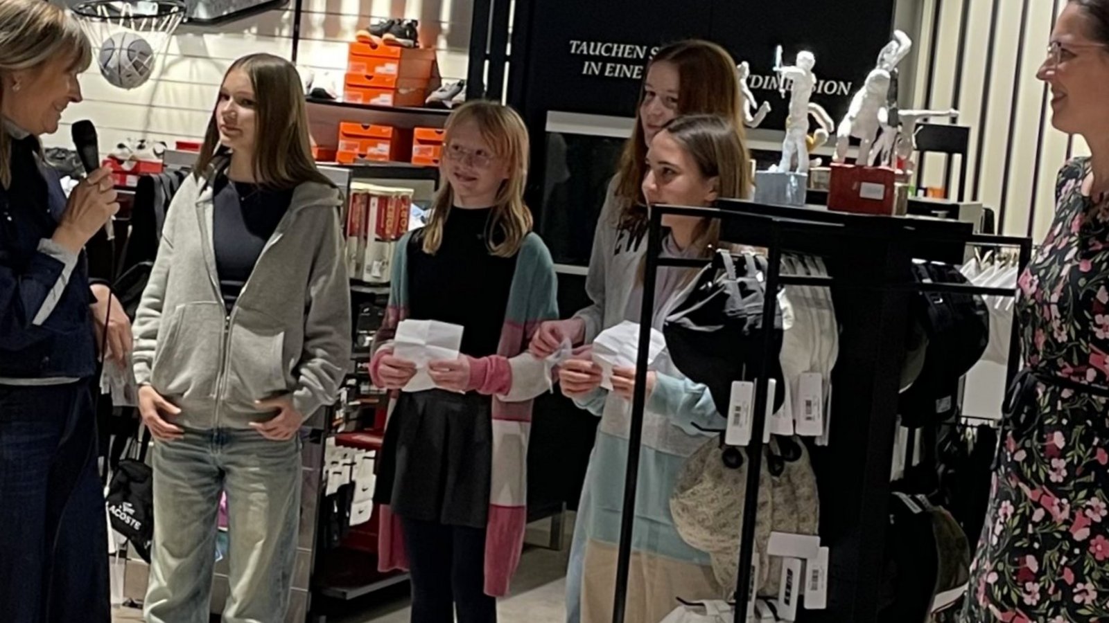 Brigitte Sämann (links) und Kunstlehrerin Dagmar Haug (rechts) eröffnen gemeinsam mit vier Schülerinnen die Ausstellung der Kunst-Figuren Foto: p Brigitte Sämann (links) und Kunstlehrerin Dagmar Haug (rechts) eröffnen gemeinsam mit vier Schülerinnen die Ausstellung der Kunst-Figuren Foto: p
