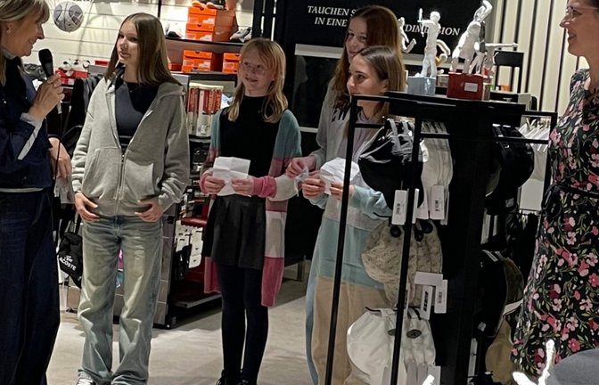 Brigitte Sämann (links) und Kunstlehrerin Dagmar Haug (rechts) eröffnen gemeinsam mit vier Schülerinnen die Ausstellung der Kunst-Figuren <span class='image-autor'>Foto: p</span>