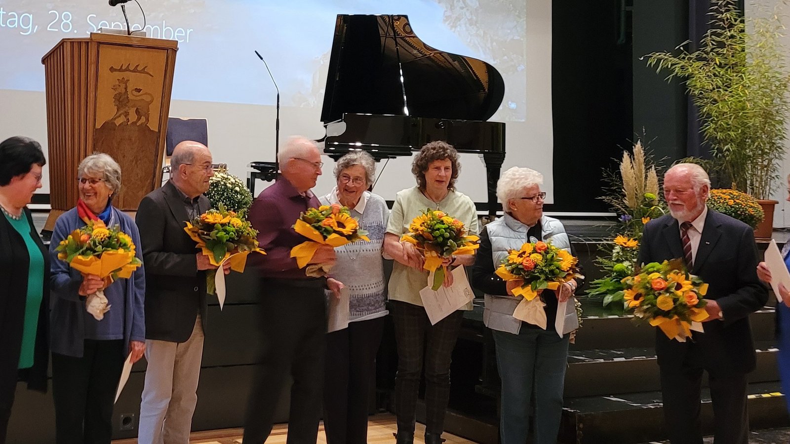 Die Vorsitzende des KPV, Claudia Gröninger (links), freut sich mit langjährigen Mitgliedern über den Geburtstag des Vereins. Fotos: Kraft Die Vorsitzende des KPV, Claudia Gröninger (links), freut sich mit langjährigen Mitgliedern über den Geburtstag des Vereins. Fotos: Kraft
