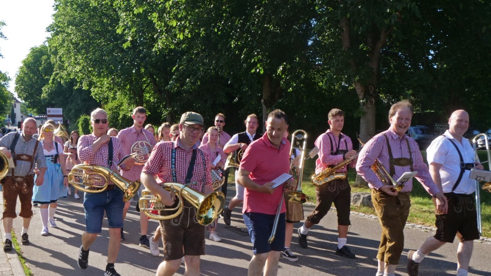 Vor dem offiziellen Beginn zogen die Musiker des MV Oberriexingen durch die Stadt. Vor dem offiziellen Beginn zogen die Musiker des MV Oberriexingen durch die Stadt.