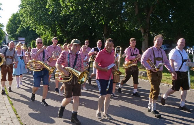Vor dem offiziellen Beginn zogen die Musiker des MV Oberriexingen durch die Stadt.