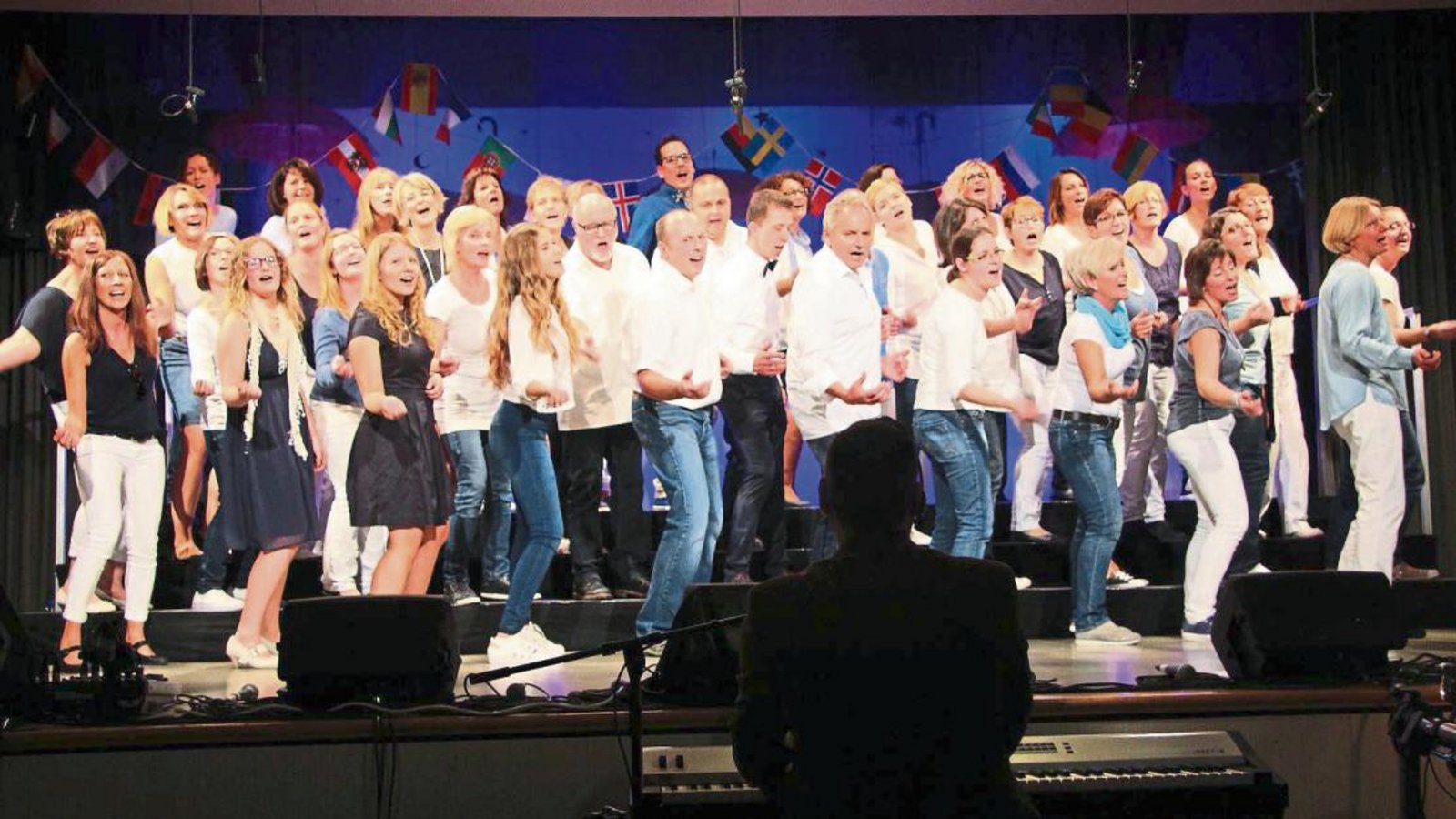 Lava rockte den Saal mit „Rockin’ all over the World“. Fotos: Gergen Lava rockte den Saal mit „Rockin’ all over the World“. Fotos: Gergen