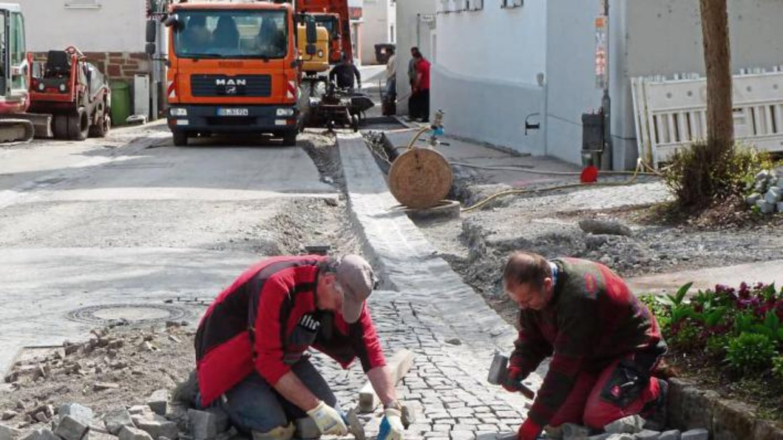 Endspurt bei den Bauarbeiten in der Horrheimer Klosterbergstraße: Pflasterer bei der Arbeit. Ob der Aufruf des Ortsvorstehers, die Pöbeleien gegen die Bauarbeiter sein zu lassen, Wirkung gezeigt hat?  Foto: Arning