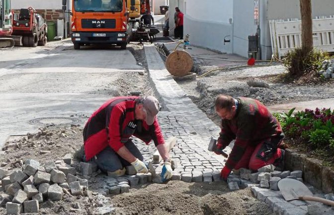 Endspurt bei den Bauarbeiten in der Horrheimer Klosterbergstraße: Pflasterer bei der Arbeit. Ob der Aufruf des Ortsvorstehers, die Pöbeleien gegen die Bauarbeiter sein zu lassen, Wirkung gezeigt hat?  Foto: Arning