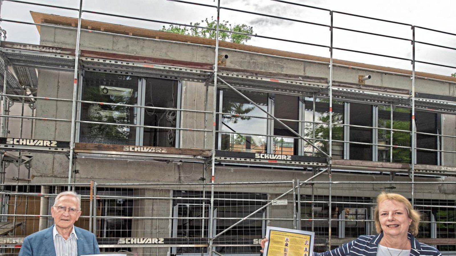 Die Stiftung Hospiz Bietigheim-Bissingen hofft mit ihrer Aktion „Drei Euro fehlen noch“ auf Spenden für den Hospizbau. Stiftungsvorsitzender Dr. Franz Honikel und seine Stellvertreterin Ute Epple stellten die Aktion vor der Baustelle in der Pforzheimer Straße vor. Foto: Kalb