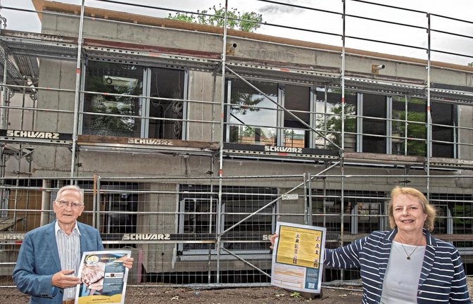 Die Stiftung Hospiz Bietigheim-Bissingen hofft mit ihrer Aktion „Drei Euro fehlen noch“ auf Spenden für den Hospizbau. Stiftungsvorsitzender Dr. Franz Honikel und seine Stellvertreterin Ute Epple stellten die Aktion vor der Baustelle in der Pforzheimer Straße vor. Foto: Kalb
