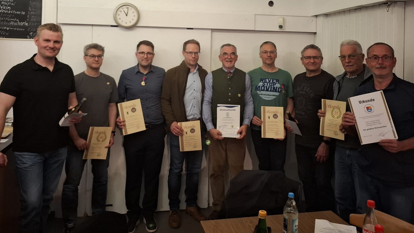Zahlreiche Mitglieder werden für ihre langjährige Treue zum Bezirksfischereiverein geehrt. Foto: p Zahlreiche Mitglieder werden für ihre langjährige Treue zum Bezirksfischereiverein geehrt. Foto: p