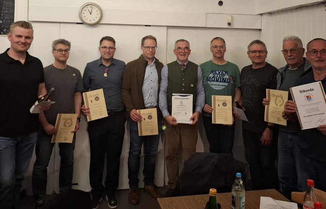 Zahlreiche Mitglieder werden für ihre langjährige Treue zum Bezirksfischereiverein geehrt. <span class='image-autor'>Foto: p</span>