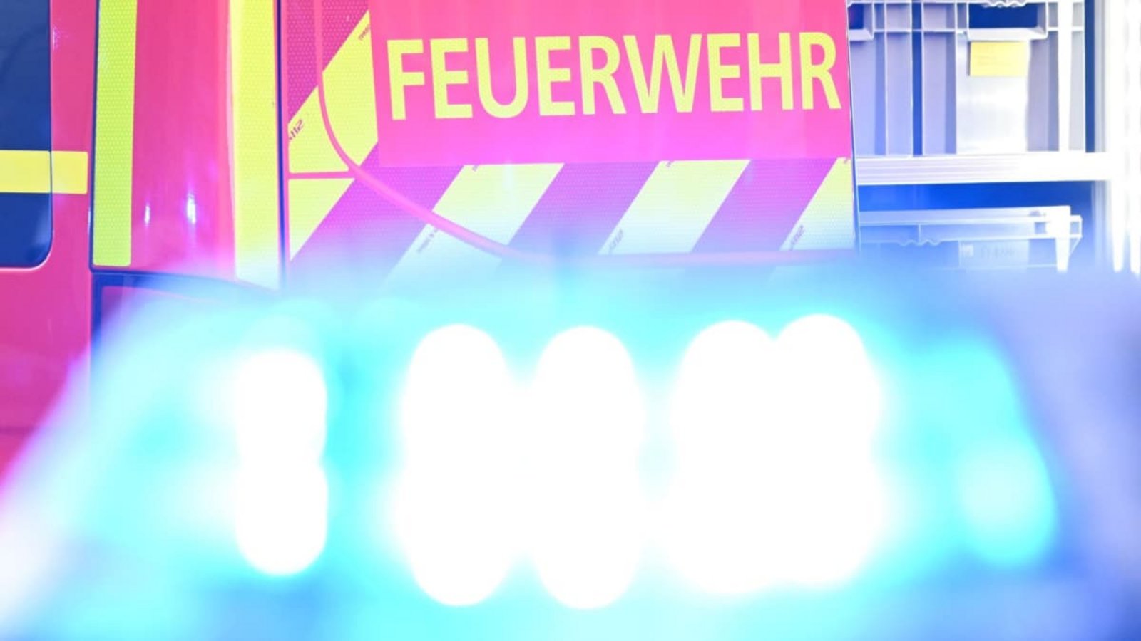 Rettungskräfte der Feuerwehr waren nach der Notladung am Baden-Airpark im Einsatz, der Pilot blieb unverletzt.Bernd Weißbrod/dpa Rettungskräfte der Feuerwehr waren nach der Notladung am Baden-Airpark im Einsatz, der Pilot blieb unverletzt.Bernd Weißbrod/dpa