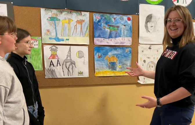 Die angehende Kunstlehrerin Kajsa Bergman (rechts) überlegt mit ihren Schülerinnen, von welchem Maler diese Bilder inspiriert sein könnten – ihr Tipp: Salvador Dali. <span class='image-autor'>Fotos: Mross</span>