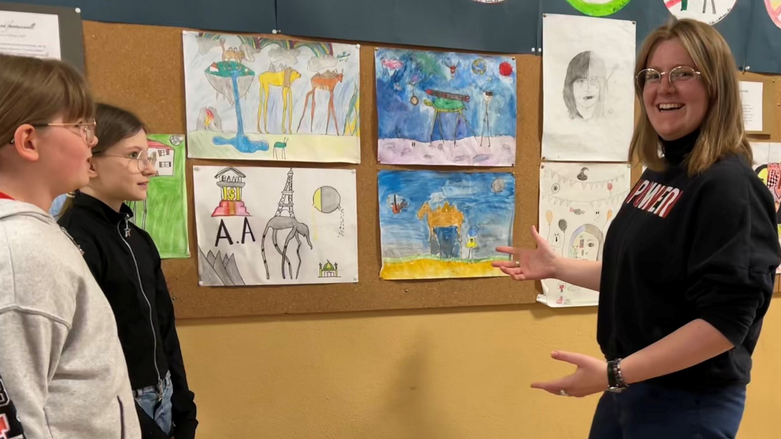 Die angehende Kunstlehrerin Kajsa Bergman (rechts) überlegt mit ihren Schülerinnen, von welchem Maler diese Bilder inspiriert sein könnten – ihr Tipp: Salvador Dali. Fotos: Mross Die angehende Kunstlehrerin Kajsa Bergman (rechts) überlegt mit ihren Schülerinnen, von welchem Maler diese Bilder inspiriert sein könnten – ihr Tipp: Salvador Dali. Fotos: Mross