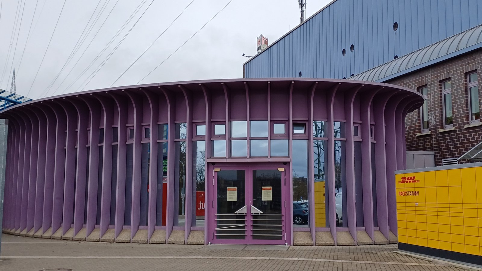 Wartende Reisende müssen in Vaihingen auch weiterhin mit „windgeschützten Sitzmöglichkeiten“ auf den Bahnsteigen vorliebnehmen. Foto: Rücker Wartende Reisende müssen in Vaihingen auch weiterhin mit „windgeschützten Sitzmöglichkeiten“ auf den Bahnsteigen vorliebnehmen. Foto: Rücker