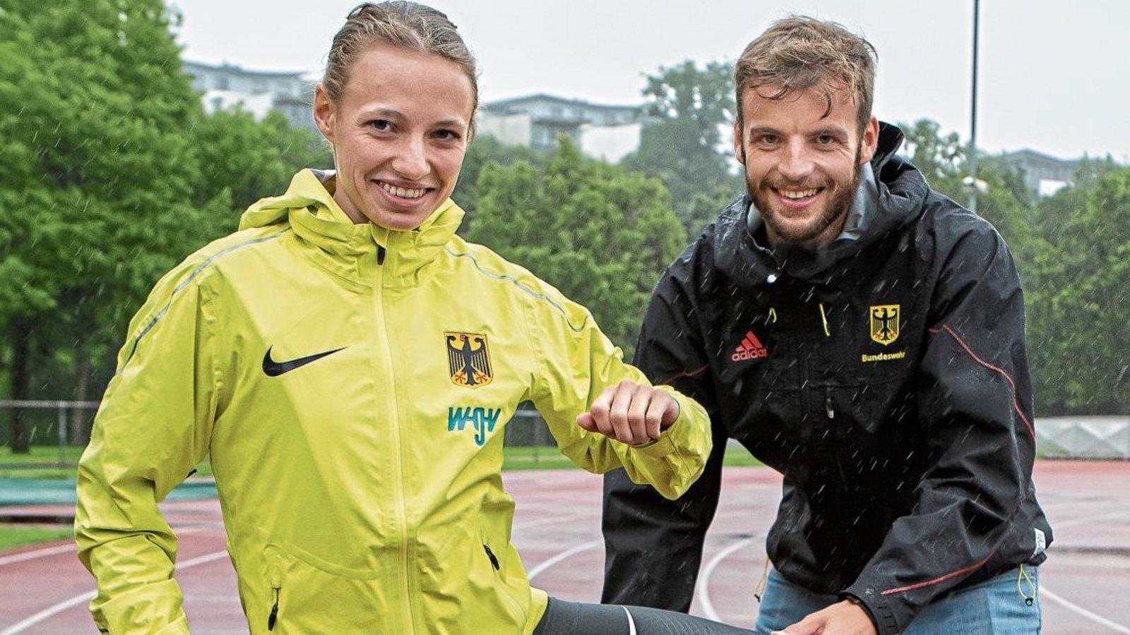 Felix Franz (von rechts) geht mit Melanie Böhm noch einmal die richtige Technik der Hürdenüberquerung durch. Foto: Bürkle Felix Franz (von rechts) geht mit Melanie Böhm noch einmal die richtige Technik der Hürdenüberquerung durch. Foto: Bürkle
