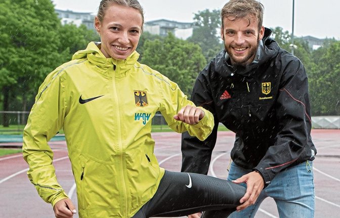 Felix Franz (von rechts) geht mit Melanie Böhm noch einmal die richtige Technik der Hürdenüberquerung durch. Foto: Bürkle
