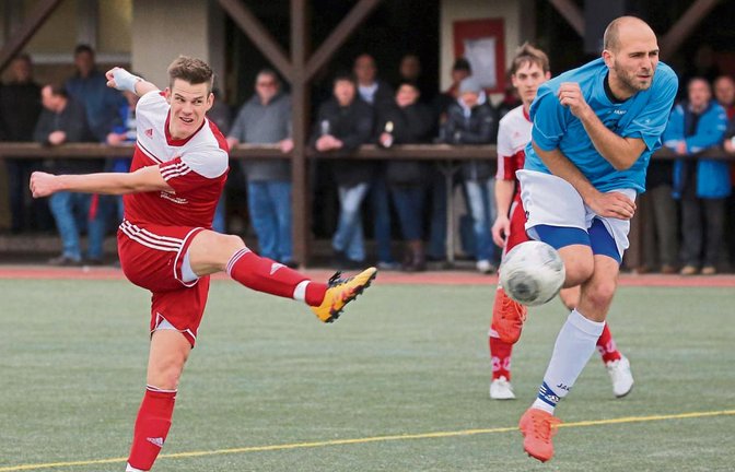 Kraftpaket Daniel Nissan zieht ab, so dass Valentin Stuber nur noch bleibt, das Genick einzuziehen. Das Kirbachtal-Derby endete 1:1. Foto: Küppers