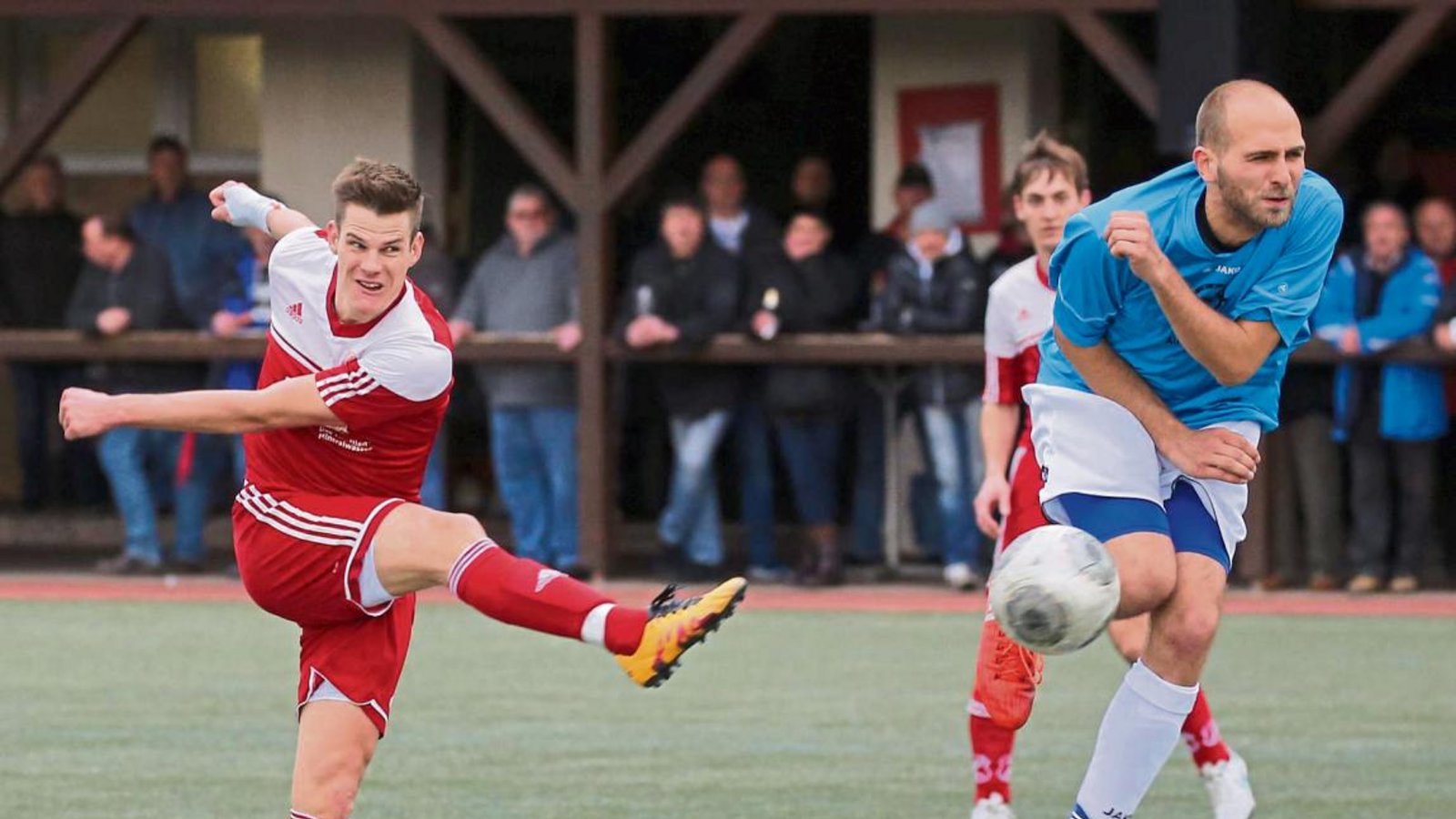 Kraftpaket Daniel Nissan zieht ab, so dass Valentin Stuber nur noch bleibt, das Genick einzuziehen. Das Kirbachtal-Derby endete 1:1. Foto: Küppers Kraftpaket Daniel Nissan zieht ab, so dass Valentin Stuber nur noch bleibt, das Genick einzuziehen. Das Kirbachtal-Derby endete 1:1. Foto: Küppers