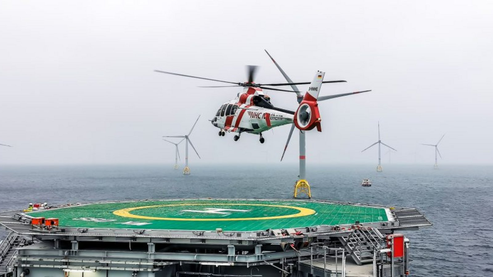 Der Rettungshubschrauber landet auf der Plattform eines Offshore-Windparks. Foto: Iberdrola