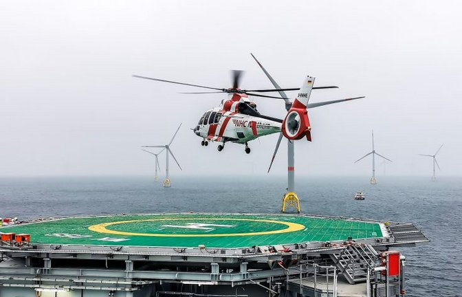 Der Rettungshubschrauber landet auf der Plattform eines Offshore-Windparks. Foto: Iberdrola