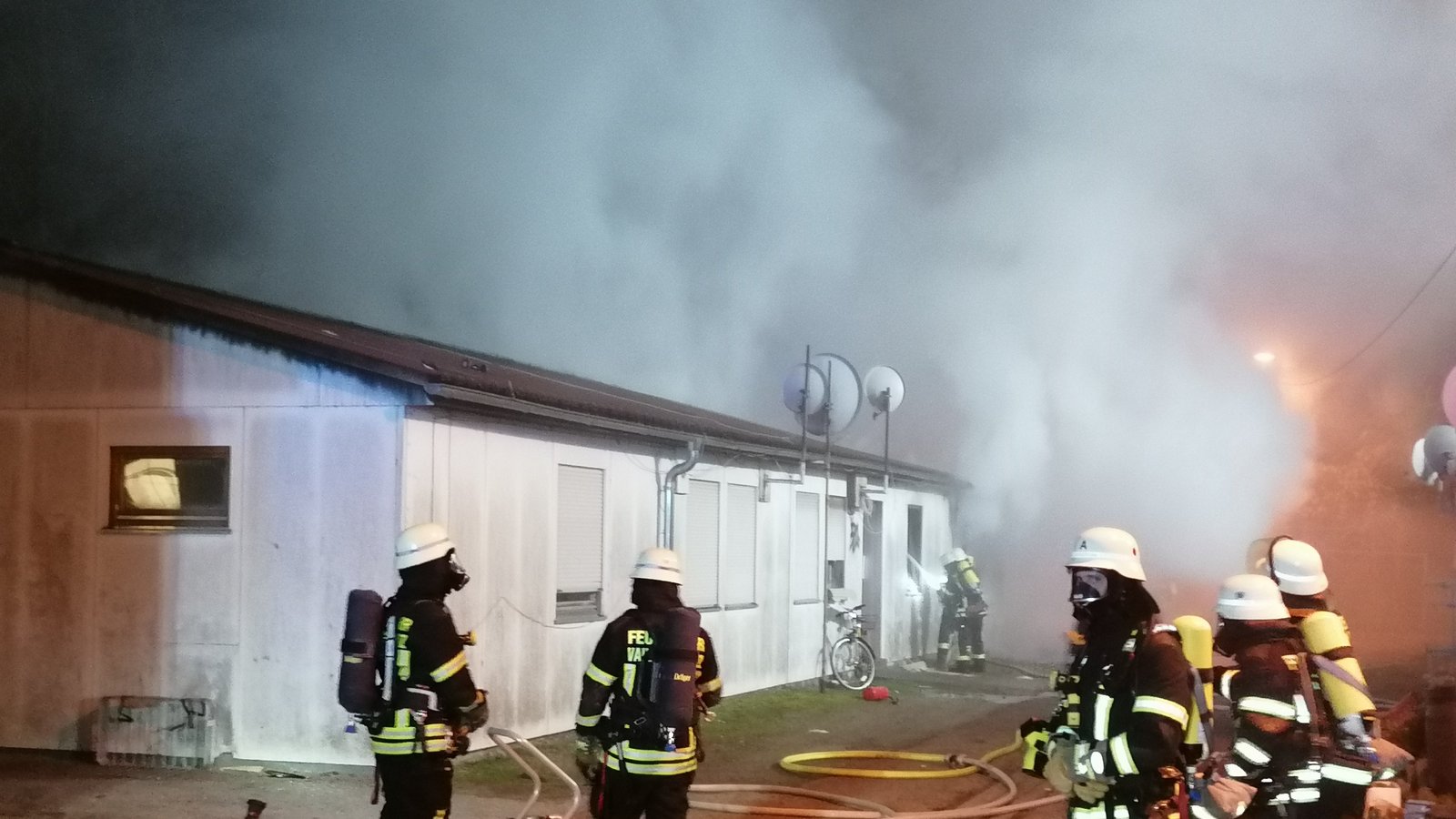 Nach dem Feuer in der Unterkunft hat die Kriminaltechnik ihre Arbeit noch nicht abgeschlossen.