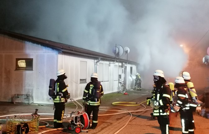 Nach dem Feuer in der Unterkunft hat die Kriminaltechnik ihre Arbeit noch nicht abgeschlossen.
