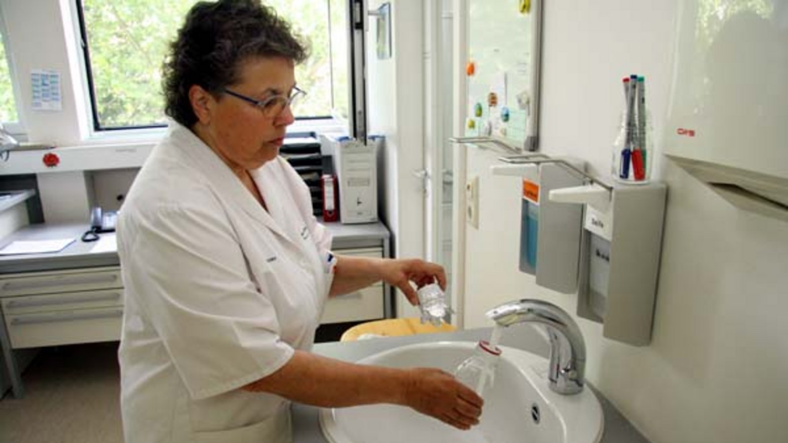 So wird eine Wasserprobe richtig entnommen. Foto: Schmid