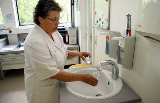 So wird eine Wasserprobe richtig entnommen. Foto: Schmid