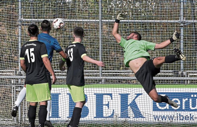 Beim 1:0-Führungstreffer des VfB Vaihingen sind Enzweihingens Torwart Semjon Röhlk und seine Vorderleute nur Zuschauer. Foto: Küppers