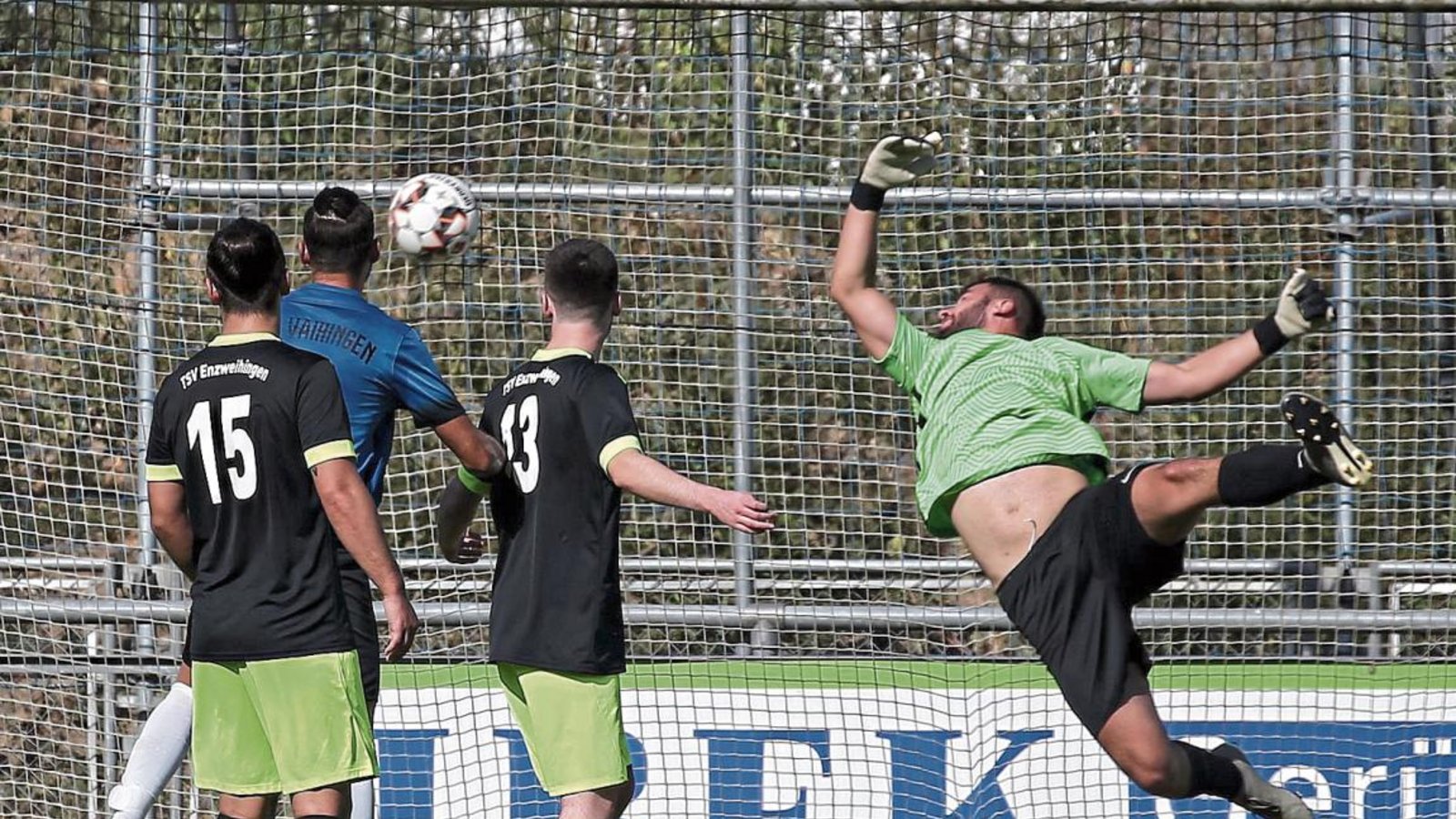 Beim 1:0-Führungstreffer des VfB Vaihingen sind Enzweihingens Torwart Semjon Röhlk und seine Vorderleute nur Zuschauer. Foto: Küppers Beim 1:0-Führungstreffer des VfB Vaihingen sind Enzweihingens Torwart Semjon Röhlk und seine Vorderleute nur Zuschauer. Foto: Küppers