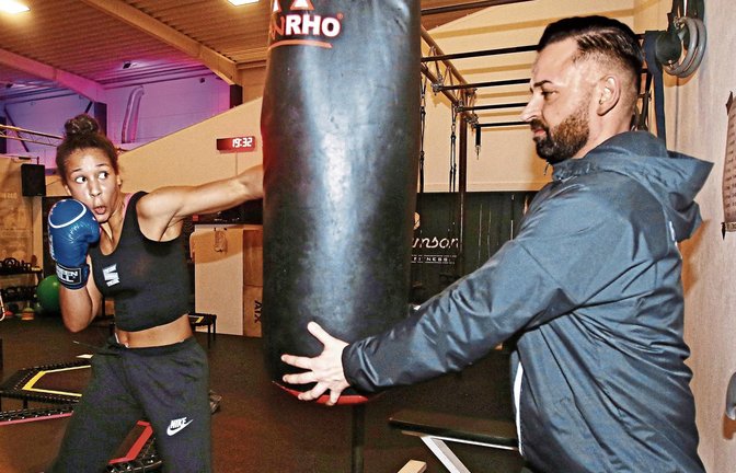 Der Boxsack steht zwischen Leonie Müller und ihrem Trainer Richard Zivanovic. Im Training in Denkendorf geht es zur Sache: „Da sind wir keine Freunde“, sagt der Coach.  Foto: Baumann